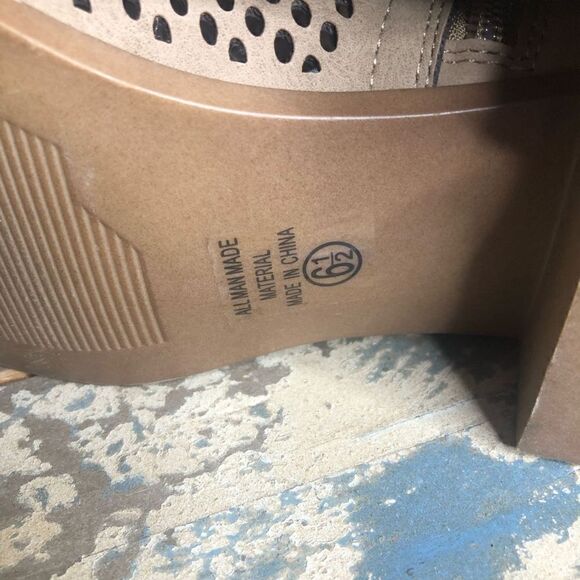 Soda Faux Leather Light Tan Cage Style Peep Toe SANDALS NWOB - Picture 8 of 12